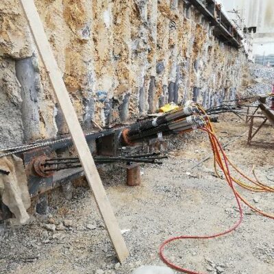 Particolare con martinetti per collaudo tiranti