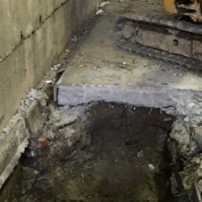 Demolizione della soletta per l’inserimento della nuova suola di fondazione